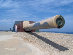 
This is a gun !, at La Mola Fort, Minorca, September 2006